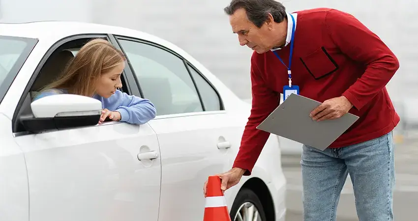 Illustration showing 10 practical tips for safe and defensive driving on the road.
